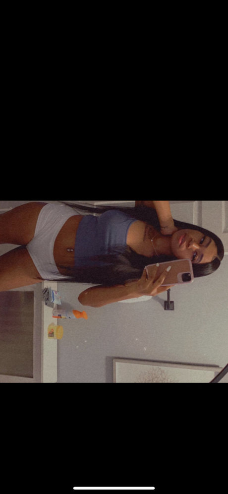 Naakte gelekte OnlyFans-foto van Ll