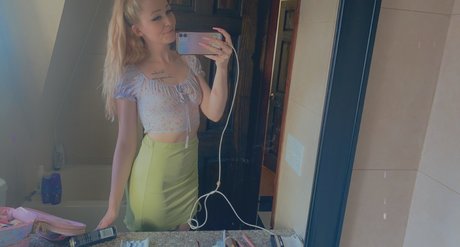 Naakte gelekte OnlyFans-foto van Lizzie