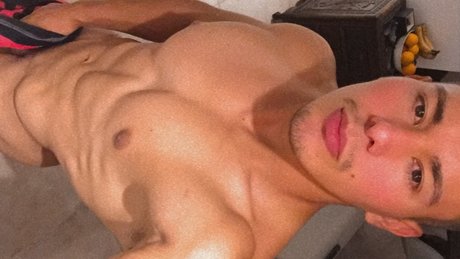 Naakte gelekte OnlyFans-foto van Marcos Velazquez