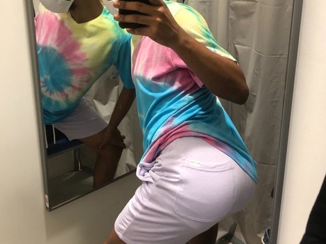 Naakte gelekte OnlyFans-foto van Yan Loroza