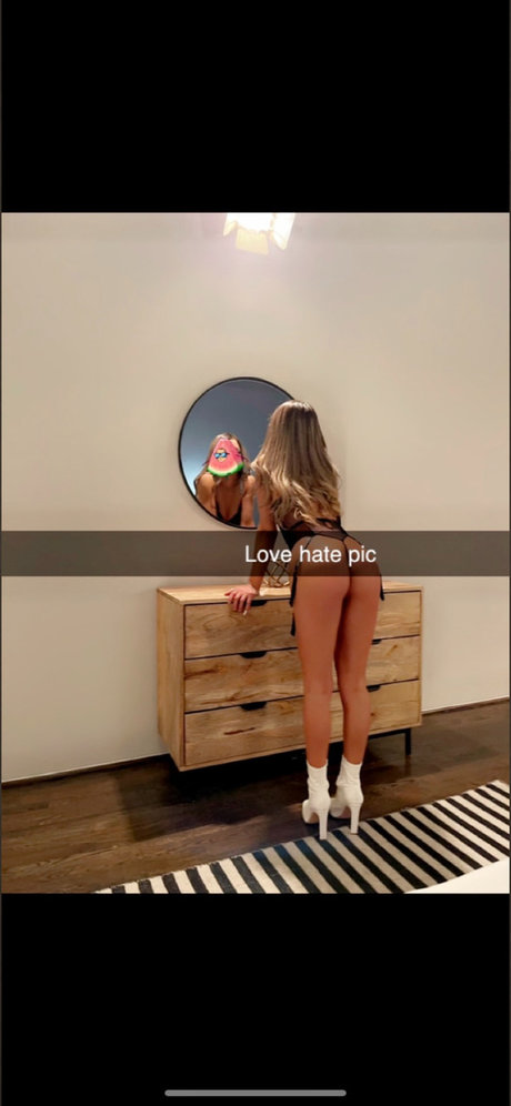 Naakte gelekte OnlyFans-foto van Kensley 