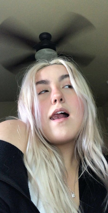 Naakte gelekte OnlyFans-foto van Luna Versace