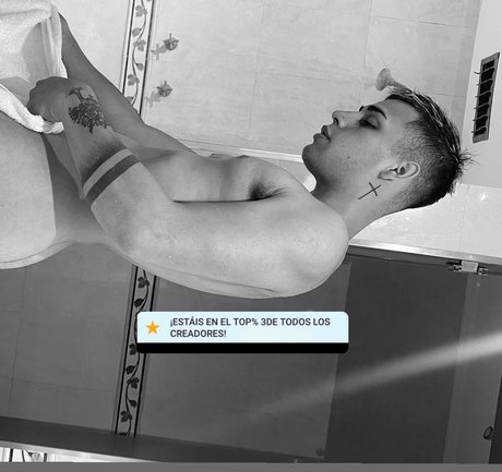 Naakte gelekte OnlyFans-foto van   