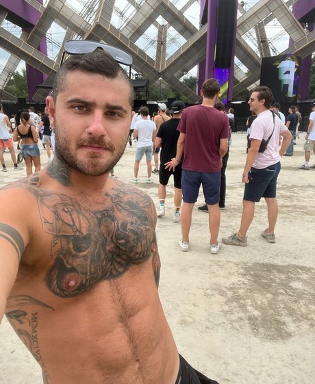 Naakte gelekte OnlyFans-foto van Lucas Deen