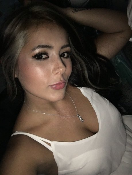 Naakte gelekte OnlyFans-foto van Mharia Angel