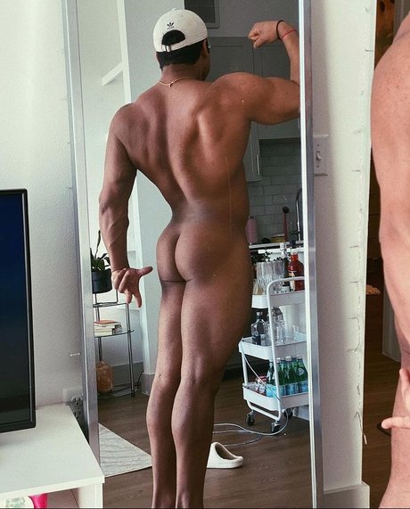 Naakte gelekte OnlyFans-foto van Dienes Carbine