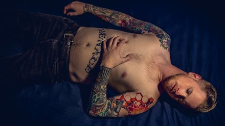 Naakte gelekte OnlyFans-foto van Dennis