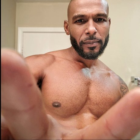 Naakte gelekte OnlyFans-foto van Model Rede