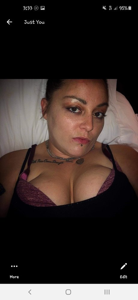 Naakte gelekte OnlyFans-foto van Dawn