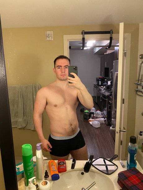 Naakte gelekte OnlyFans-foto van Musclesinstalling
