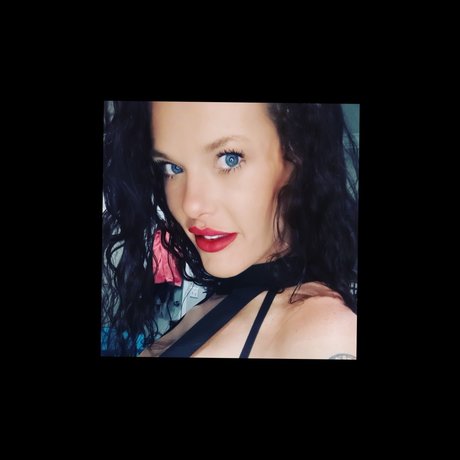 Naakte gelekte OnlyFans-foto van Mrs Salty