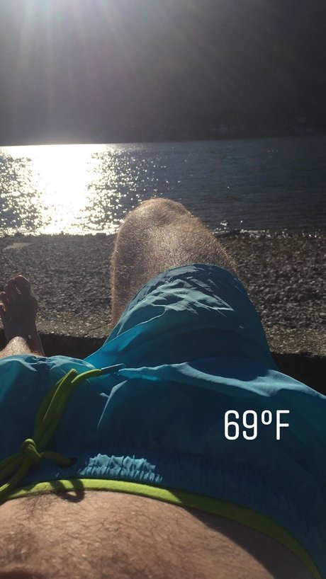 Naakte gelekte OnlyFans-foto van Daddys Little Boy