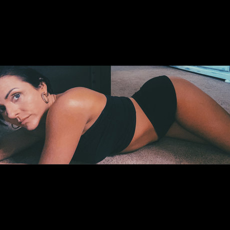 Naakte gelekte OnlyFans-foto van Nicole Nicole