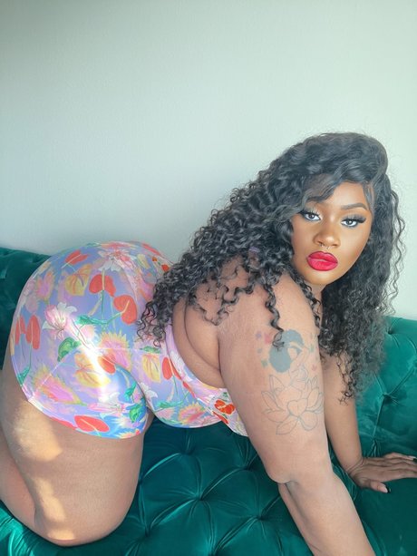 Naakte gelekte OnlyFans-foto van Naz