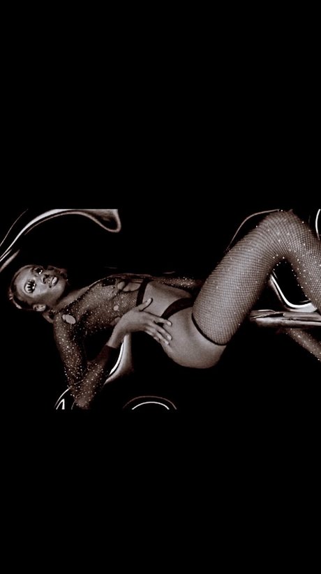 Naakte gelekte OnlyFans-foto van Nana