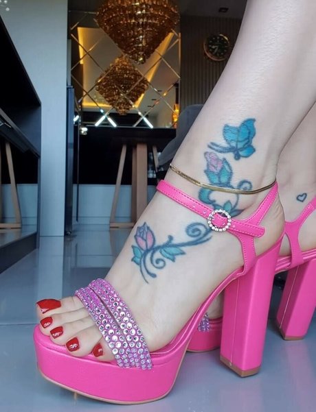 Naakte gelekte OnlyFans-foto van Loira Feet