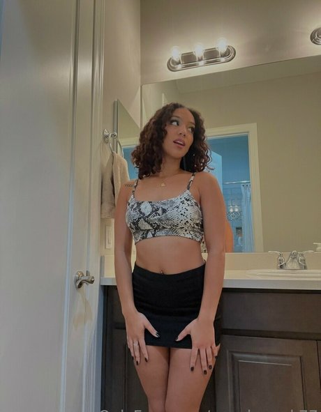 Naakte gelekte OnlyFans-foto van Keira Summers