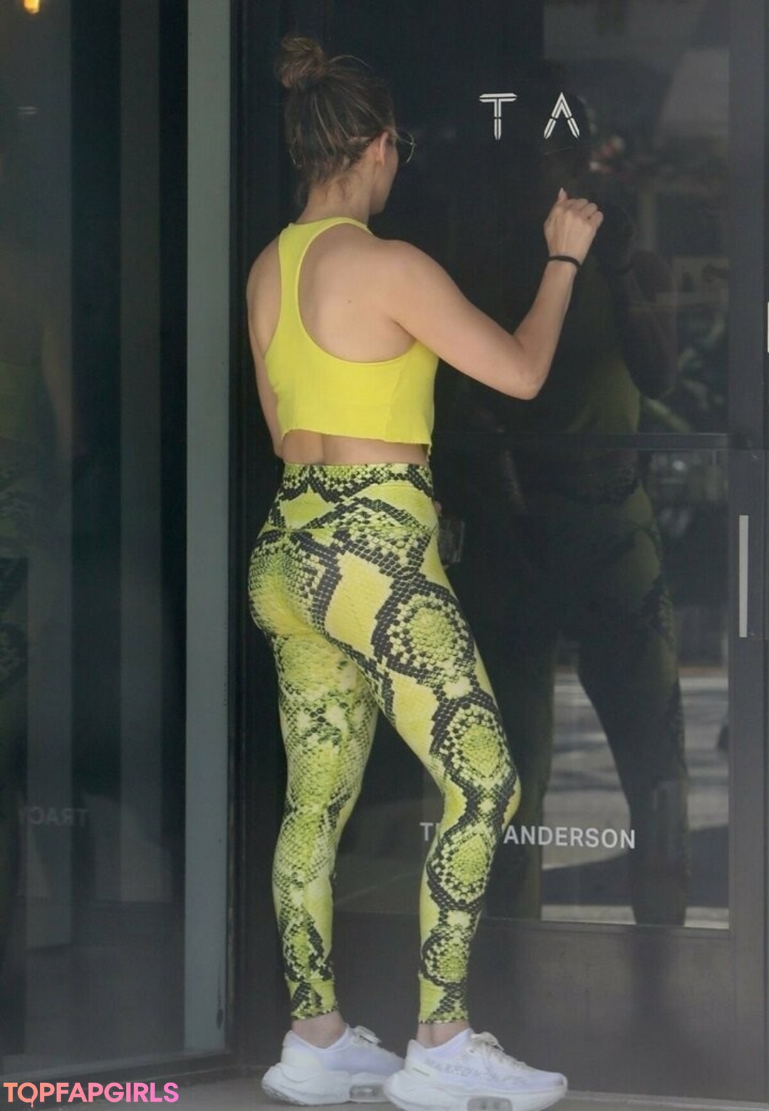 Naakte gelekte OnlyFans-foto van Jennifer Lopez #1084