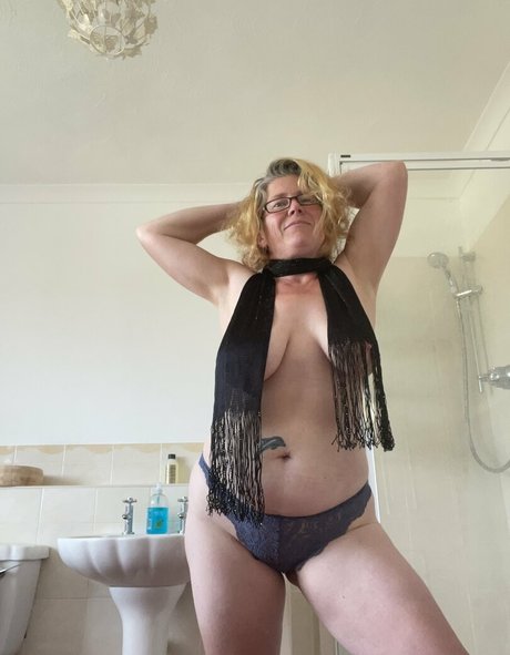 Naakte gelekte OnlyFans-foto van Khariscurves
