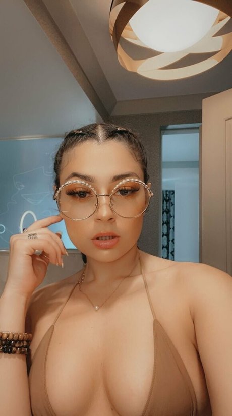 Naakte gelekte OnlyFans-foto van Bellasjuicy