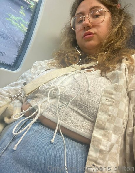 Naakte gelekte OnlyFans-foto van Parisstilton