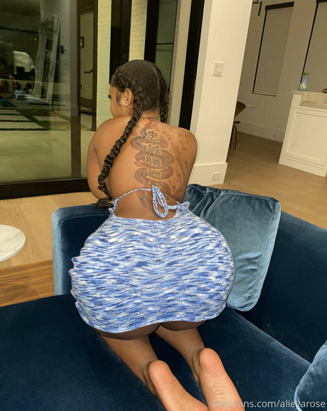 Naakte gelekte OnlyFans-foto van Dejarennae