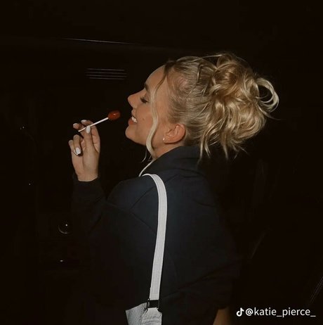 Naakte gelekte OnlyFans-foto van Katie Pierce