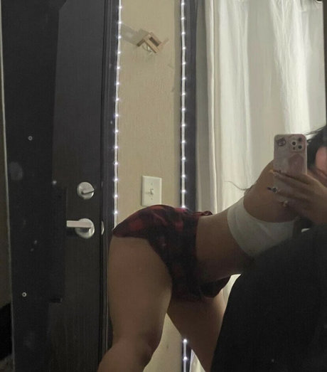 Naakte gelekte OnlyFans-foto van Samantha Yang Hmong