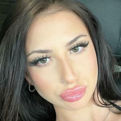 Naakte gelekte OnlyFans-foto van Chayabree