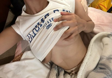 Naakte gelekte OnlyFans-foto van Hilixlie