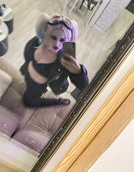 Naakte gelekte OnlyFans-foto van Ezysummers Cosplay