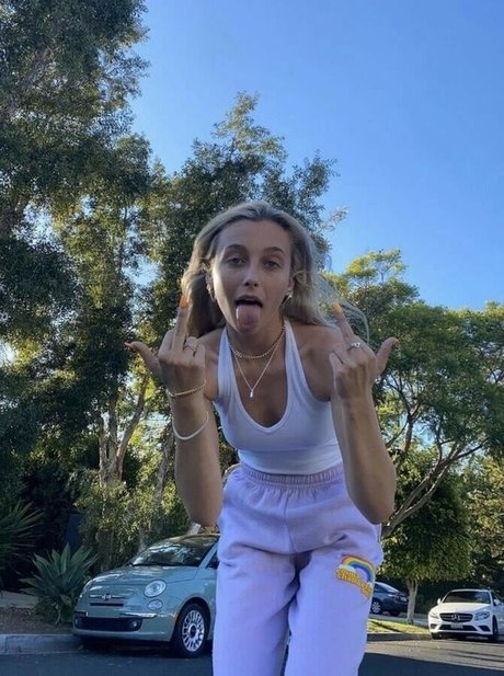 Naakte gelekte OnlyFans-foto van Emma Chamberlain