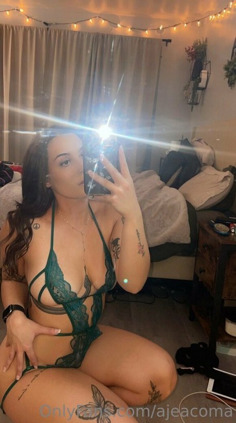 Naakte gelekte OnlyFans-foto van Ajeacoma
