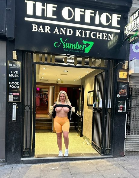 Naakte gelekte OnlyFans-foto van Lana Wolf