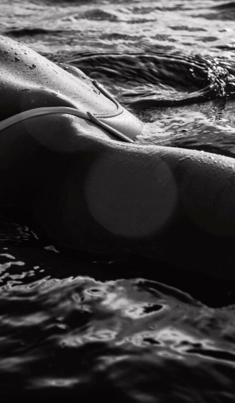 Naakte gelekte OnlyFans-foto van Alice Arutkin