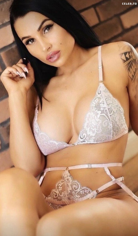 Naakte gelekte OnlyFans-foto van Oksana Alma
