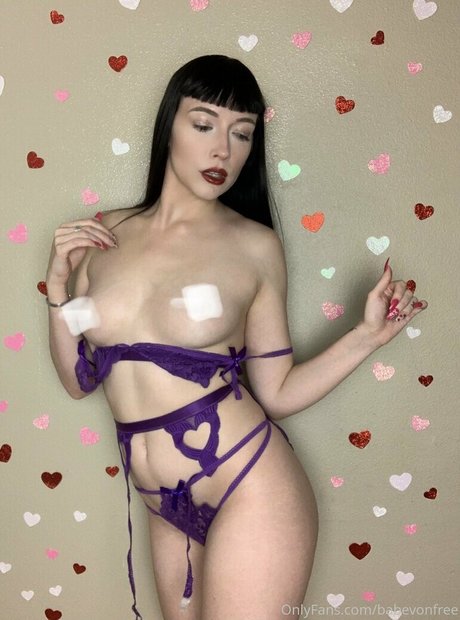 Naakte gelekte OnlyFans-foto van Babevonfree