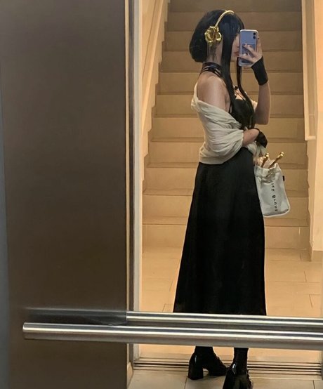 Naakte gelekte OnlyFans-foto van Miruqi