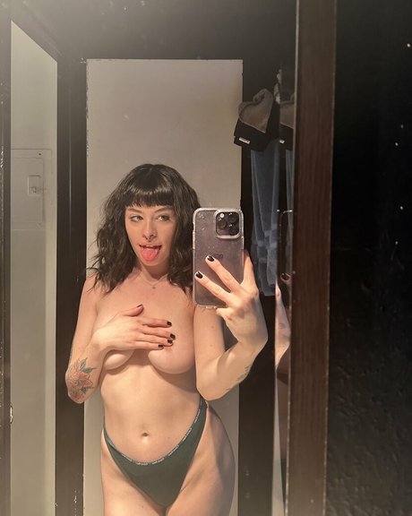 Naakte gelekte OnlyFans-foto van Strawberrybb