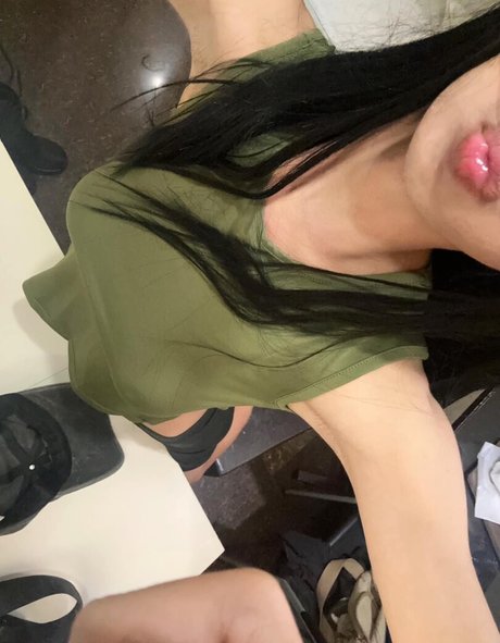 Naakte gelekte OnlyFans-foto van Arihienna