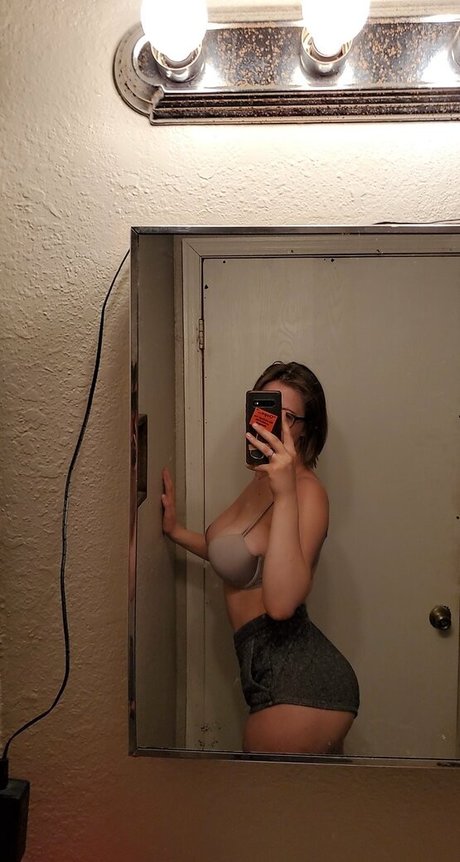 Naakte gelekte OnlyFans-foto van Mykenzieren