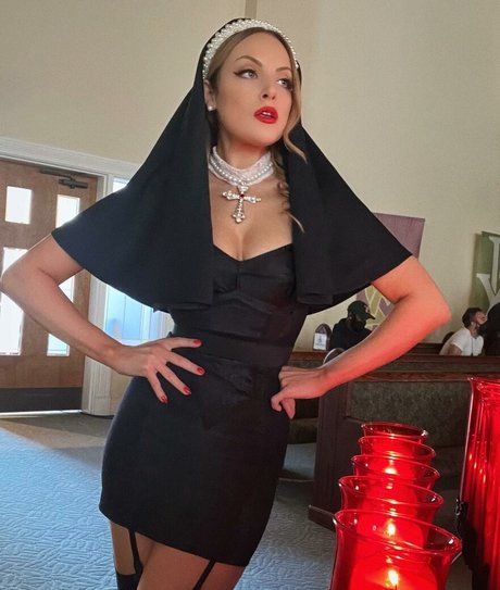 Naakte gelekte OnlyFans-foto van Elizabeth Gillies