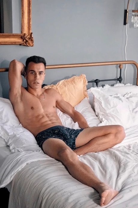 Naakte gelekte OnlyFans-foto van Nikolis
