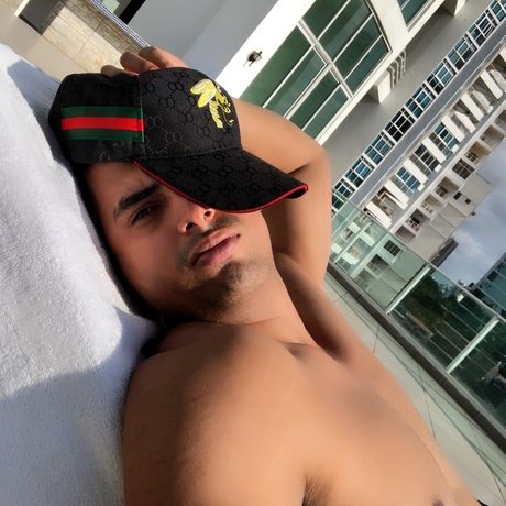 Naakte gelekte OnlyFans-foto van Oscar Enrique Castaeda Rosales