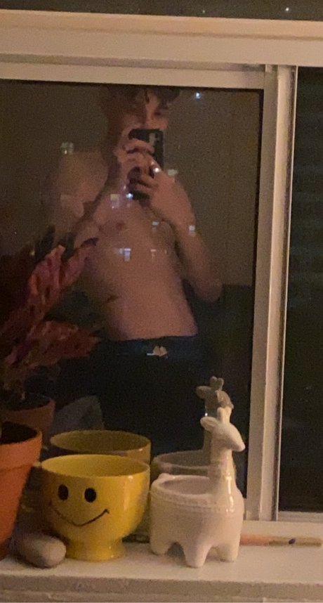 Naakte gelekte OnlyFans-foto van Onatsan