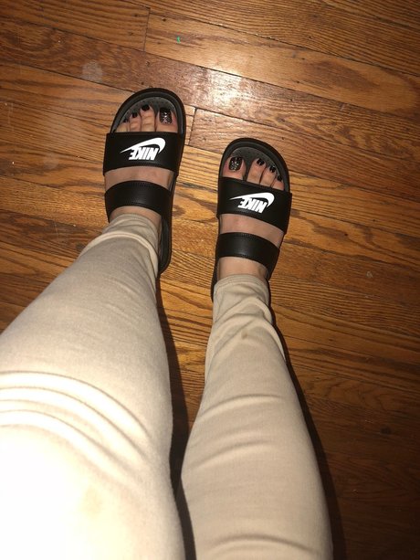 Naakte gelekte OnlyFans-foto van Pretty Feet