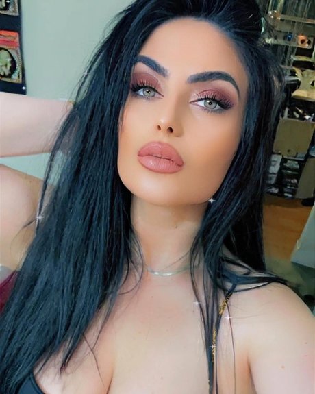 Naakte gelekte OnlyFans-foto van Queenofpersia