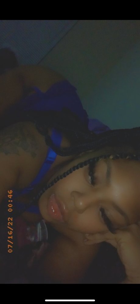 Naakte gelekte OnlyFans-foto van Queeniekatt