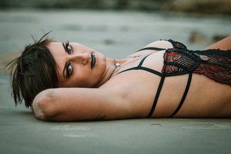 Naakte gelekte OnlyFans-foto van Miss Infernal