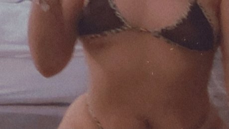Naakte gelekte OnlyFans-foto van Itzel